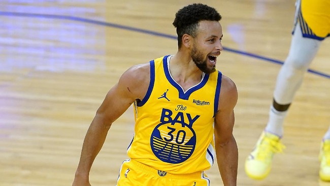 Bintang Golden State Warriors Stephen Curry kembali menjadi juara kontes tembakan tiga poin NBA All Stars untuk kali kedua setelah memenanginya pada 2015.