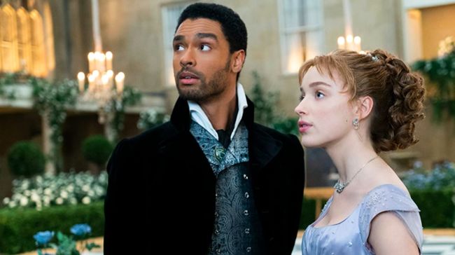 Bintang serial Bridgerton, Phoebe Dynevor dan Rege-Jean Page, merespons kabar yang menyebut keduanya merajut asmara di luar lokasi syuting.