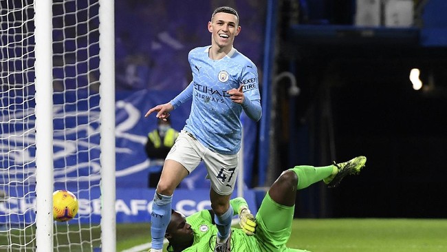 Phil Foden memecat pegawai sosmed yang menulis pesan kontroversial di Twitter dengan menantang bintang PSG Kylian Mbappe.