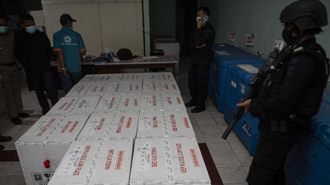 Demi memenuhi tenggat dan vaksinasi Covid-19 yang tepat waktu, sebanyak 1,8 juta dosis vaksin untuk 900 nakes dikirim melalui darat dan udara.