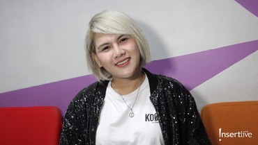 img-title Tak Mau Lepas Masker Saat Foto dengan Fans, Evelyn Malah Dicap Sombong