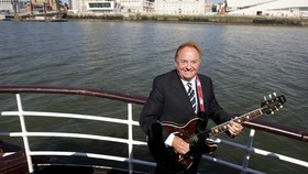 Penyanyi You'll Never Walk Alone Gerry Marsden Meninggal
