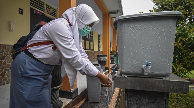 Dengan kemungkinan pandemi berlangsung panjang, pilihan terbaik bagi masyarakat saat ini tetap disiplin prokes sebagai jalan menuju tatanan kehidupan baru.