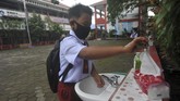 FOTO : Hari Pertama Sekolah Tatap Muka di Tengah Pandemi Sejumlah daerah menggelar sekolah tatap muka di masa pandemi ini. Sejumlah daerah mulai membuka sekolah, saat yang lain memilih untuk tetap belajar jarak jauh.