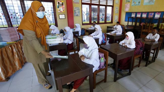 Kota Bandung menunda belajar tatap muka selama enam bulan ke depan di tengah pandemi covid-19.