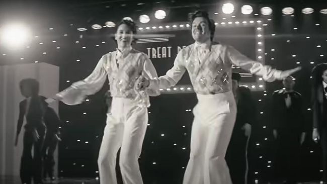 Harry Styles beraksi di lantai dansa bersama bintang serial Fleabag, Phoebe Waller-Bridge, dalam video untuk single terbarunya, Treat People with Kindness.