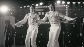Harry Styles Berdansa dengan Bintang Fleabag di Video Baru
