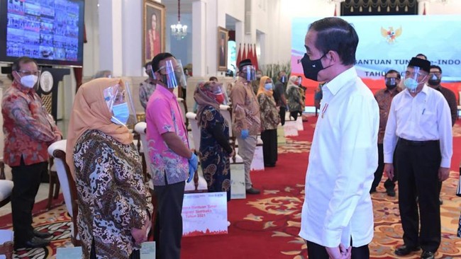Presiden Jokowi berharap kerja sama 56 pengusaha besar dalam negeri dan asing dengan 196 UMKM dapat menaikkan kualitas produk UMKM.