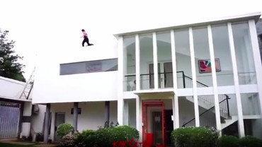 img-title Viral Aksi Parkour di Atap Rumah, Kak Seto Ternyata Fobia Ketinggian