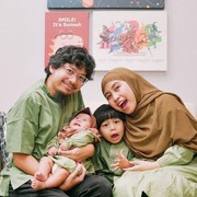 Dikaruniai 2 Anak, Ini 10 Potret Keluarga Harmonis Bena Kribo dan Vendryana