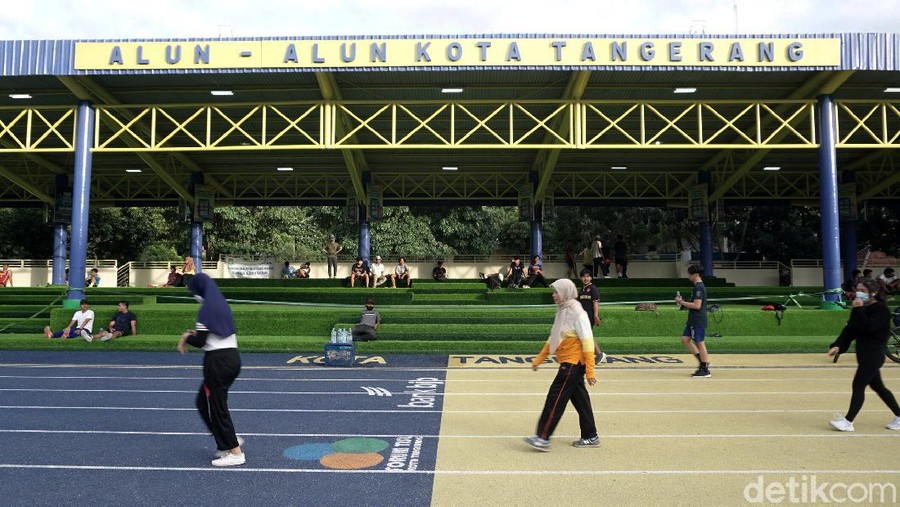 Revitalisasi alun-alun Kota Tangerang masih berlangsung&period; Alun-alun yang juga populer dengan nama lapangan Ahmad Yani itu mulai terlihat wujud indahnya&period;