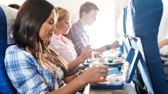 Penumpang Meminta Tambah Makanan Gratis di Pesawat Selama Penerbangan, Boleh Nggak Ya?