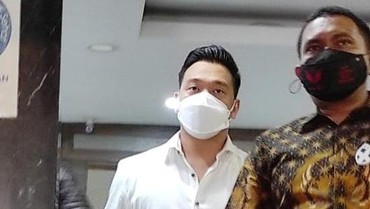 img-title Sempat Bilang Hubungan Asmara Berantakan, Nobu Sudah Punya Pacar Lagi?