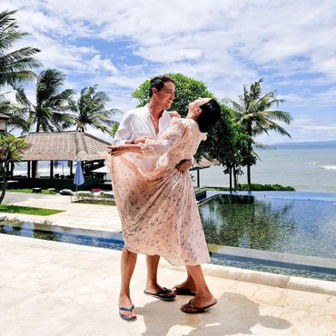 Gagal Foto Romantis, Sandal Jepit Raisa dan Hamish Daud Jadi Sorotan