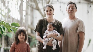 Mengatasi Anak Pertama Cemburu dengan Adik