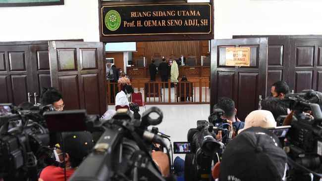 Kuasa Hukum Hakim Agung Gazalba Saleh membawa alat bukti berupa tujuh surat dalam sidang praperadilan melawan KPK, Rabu (4/1).