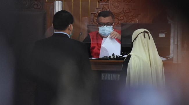 PN Jakarta Selatan menunda sidang gugatan praperadilan yang diajukan keluarga laskar FPI yang tewas dalam bentrok tol Cikampek, karena polisi tak hadir.