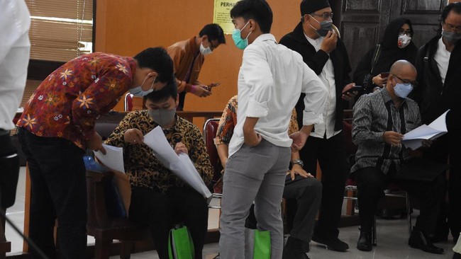 Saksi Rizieq Shihab menyebut polisi justru memberikan pengamanan acara Maulid di Petamburan, Jakarta Pusat, bukan malah membubarkan kerumunan.