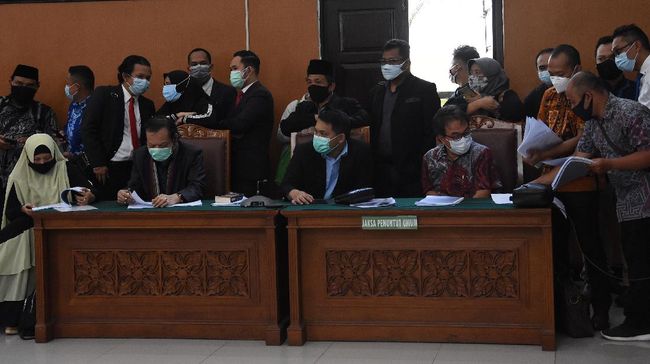Praperadilan Ditolak, Kubu Rizieq Ingin Gugat Pasal KUHAP Kuasa hukum Rizieq Shihab ingin menggugat pasal KUHAP ke Mahkamah Konstitusi yang mengatur tentang hakim tunggal pemimpin sidang praperadilan.