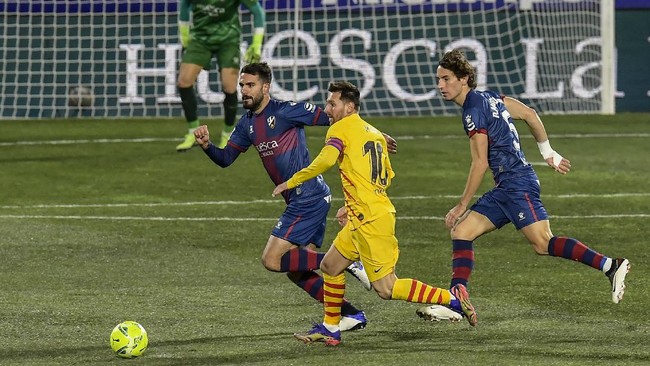 Berstatus sebagai pemain bebas transfer, Lionel Messi tampil kurang impresif saat membela Barcelona melawan Huesca.