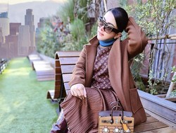 Syahrini Pose Bawa Tas Rp 2,5 M, Dikritik karena Edit Foto di Jepang Jadi LA