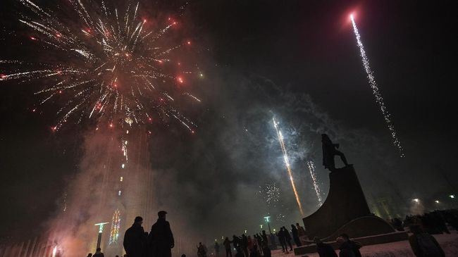 Penduduk Islandia sangat cinta kembang api. Di akhir tahun, pemerintahnya memberikan waktu 10 hari bagi penduduk untuk membeli dan menyalakannya.