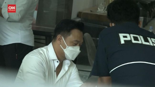 Tak Ditahan, MYD Tersangka Video Porno Dikenakan Wajib Lapor Tersangka video porno, MYD, tak ditahan usai diperiksa di Polda Metro Jaya namun dikenakan wajib lapor.