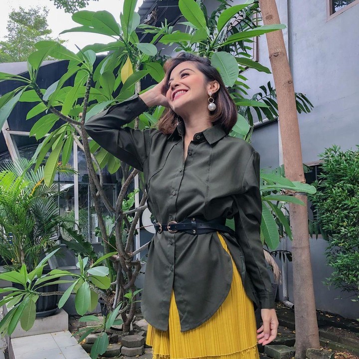 <p>Pada akhir Agustus lalu, Tiwi membagikan foto hasil USG anak keduanya yang masih berusia enam minggu. Pada bulan November, belum terlihat <em>baby bump</em> sehingga perut Tiwi masih terlihat langsing ya, Bunda. (Foto: Instagram @tentangtiwi)</p>