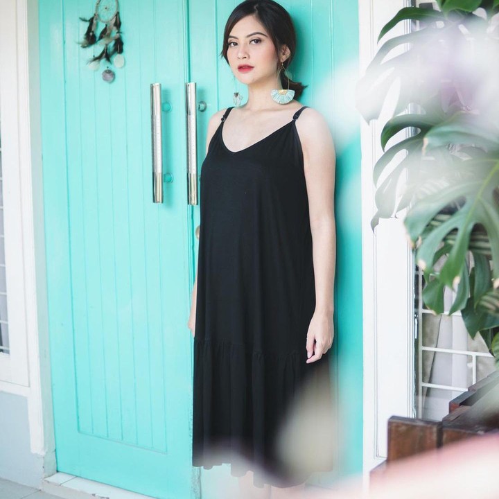 <p>Penampilannya penyanyi bertubuh mungil ini pun terlihat makin <em>fabulous</em>. <em>Dress</em> hitam membuat penampilan bumil satu ini makin <em>chic</em>. (Foto: Instagram @tentangtiwi)</p>