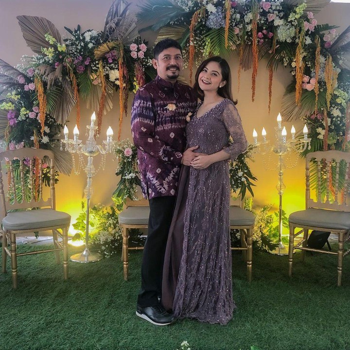<p>Di foto terbaru, perubahan penampilan Tiwi menuai pujian nih. Istri Arsyad A Rahman ini dibilang makin cantik dan glowing lho. (Foto: Instagram @tentangtiwi)</p>