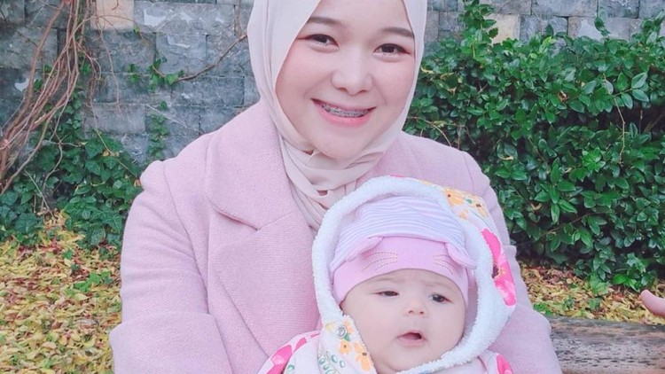 YouTuber Isti Alqadri dan baby Aycil YouTuber Isti Alqadri dan baby Aycil