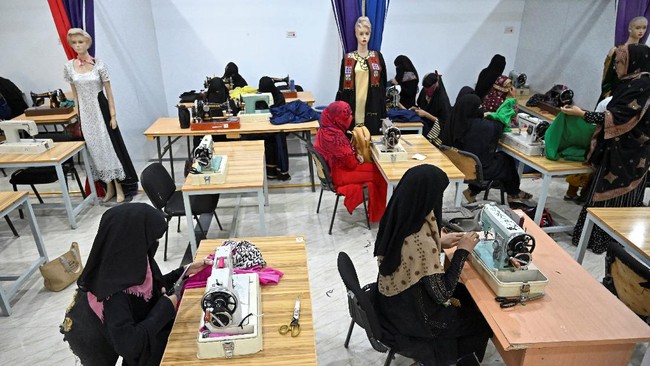 Kaum perempuan Afghanistan resah akan masa depan mereka setelah Taliban berkuasa, terutama yang menjadi tulang punggung keluarga.