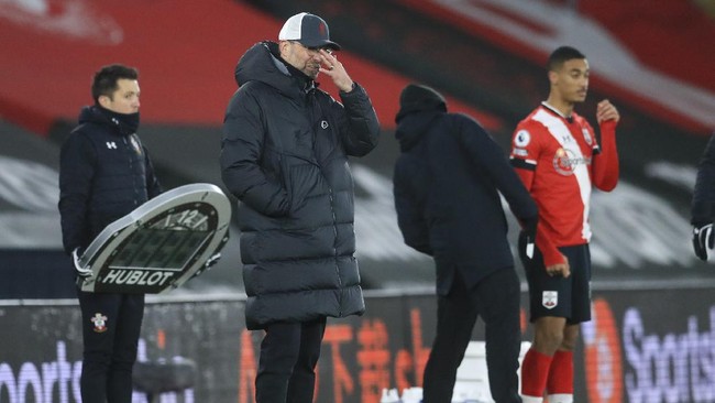 Pertaruhan Jurgen Klopp memainkan Jordan Henderson sebagai bek tengah berdampak hasil buruk bagi Liverpool saat melawan Southampton.