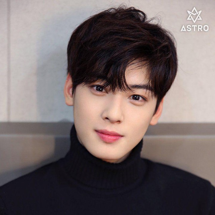 <p>Aktor dan anggota <em>boyband</em> ASTRO, Cha Eunwoo, menjadi Ketua OSIS saat masih SMP. Ia juga menjadi ketua klub kendo sekolahnya, Bunda. Di bidang akademik, Cha Eunwoo juga dikenal sebagai siswa yang pintar karena nilainya masuk dalam tiga besar selama masa sekolah. (Foto: dok. weibo @officialASTRO)</p>