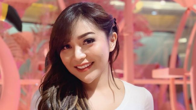 Pihak kepolisian mengungkapkan mantan personel Trio Macan, Chacha Sherly, meninggal dunia akibat mengalami luka serius di kepala.