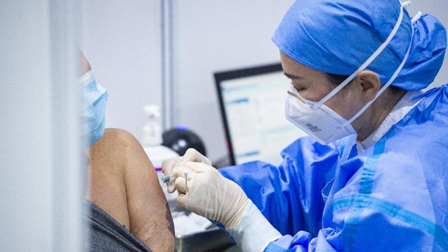China berencana mencampur penggunaan vaksin virus corona demi menggenjot target penyuntikan yang masih terbilang rendah.