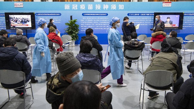 China telah menyuntikkan lebih dari 1 miliar dosis vaksin corona untuk warganya, lebih sepertiga dari dosis yang diberikan di seluruh dunia.