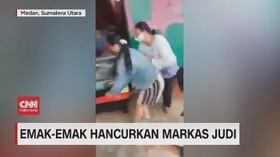 VIDEO: 'Emak-emak' Hancurkan Markas Judi