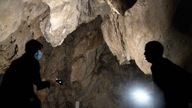 FOTO: Gua Wanling Asal Corona Dijaga Ketat dan Ditutup-tutupi