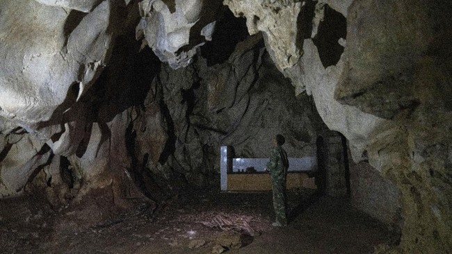 FOTO: Gua Wanling Asal Corona Dijaga Ketat dan Ditutup-tutupi