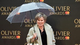 Tantangan Ekstra Aktris Senior Jadi Ratu Inggris di The Crown