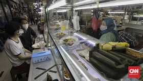 Khofifah Izinkan PKL dan Warung Buka hingga 21.00 saat PPKM