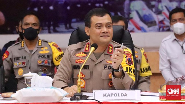 Kapolda Jateng akan membubarkan warga yang masih berkerumun selama PPKM Darurat, sementara Polda Jabar memperketat mobilitas masyarakat selama aturan berlaku.