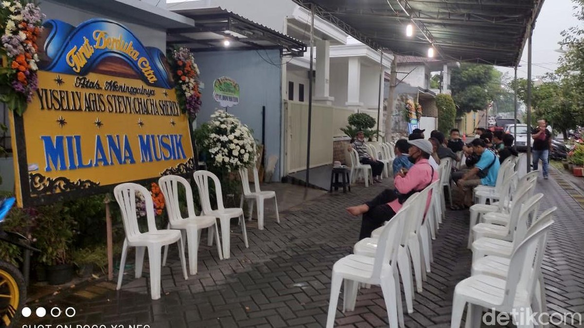 Mantan personel Trio Macan&comma; Yuselly Agus Stevy alias Chacha Sherly meninggal usai kecelakaan&period; Jenazahnya diketahui dimakamkan di kawasan Sidoarjo&comma; Jawa Timur&period;