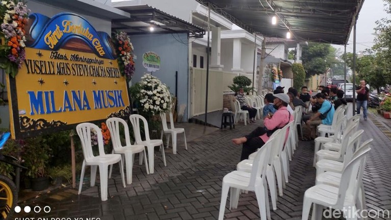 Mantan personel Trio Macan, Yuselly Agus Stevy alias Chacha Sherly meninggal usai kecelakaan. Jenazahnya diketahui dimakamkan di kawasan Sidoarjo, Jawa Timur.