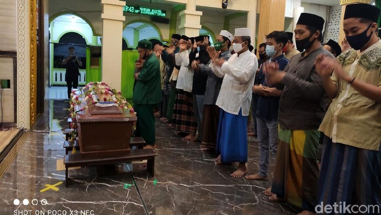 Momen Pemakaman Chacha Sherly Eks Trio Macan di Sidoarjo Mantan personel Trio Macan, Yuselly Agus Stevy alias Chacha Sherly meninggal usai kecelakaan. Jenazahnya diketahui dimakamkan di kawasan Sidoarjo, Jawa Timur.