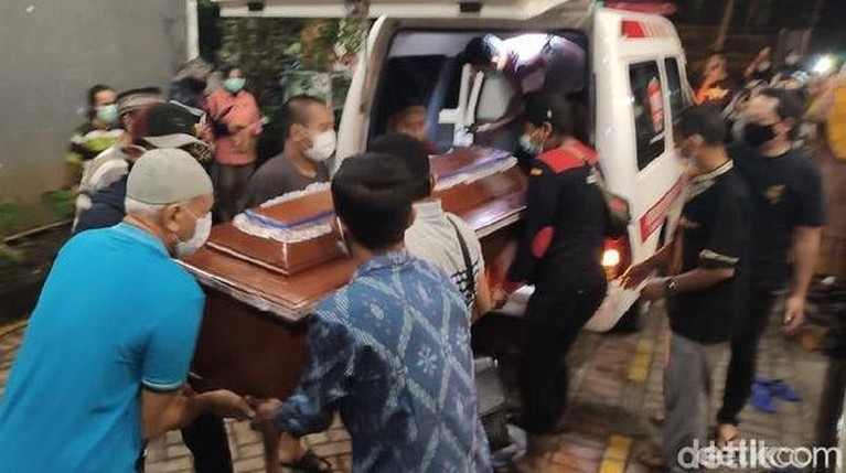 Momen Pemakaman Chacha Sherly Eks Trio Macan di Sidoarjo Mantan personel Trio Macan, Yuselly Agus Stevy alias Chacha Sherly meninggal usai kecelakaan. Jenazahnya diketahui dimakamkan di kawasan Sidoarjo, Jawa Timur.