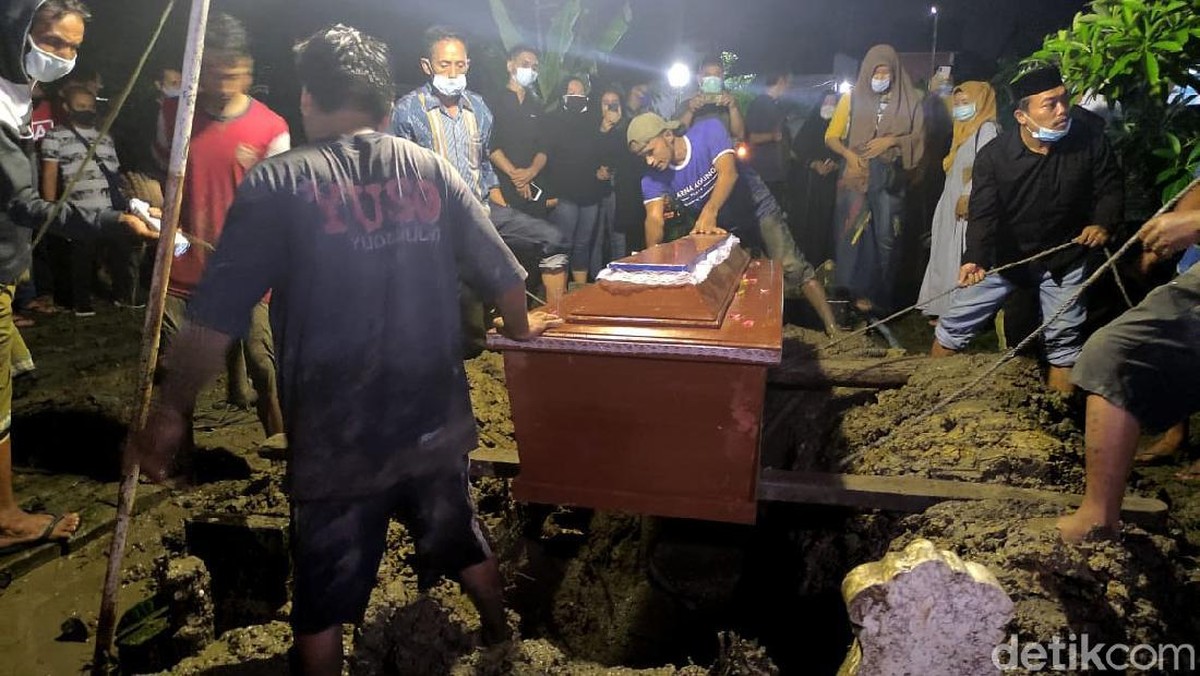 Mantan personel Trio Macan&comma; Yuselly Agus Stevy alias Chacha Sherly meninggal usai kecelakaan&period; Jenazahnya diketahui dimakamkan di kawasan Sidoarjo&comma; Jawa Timur&period;