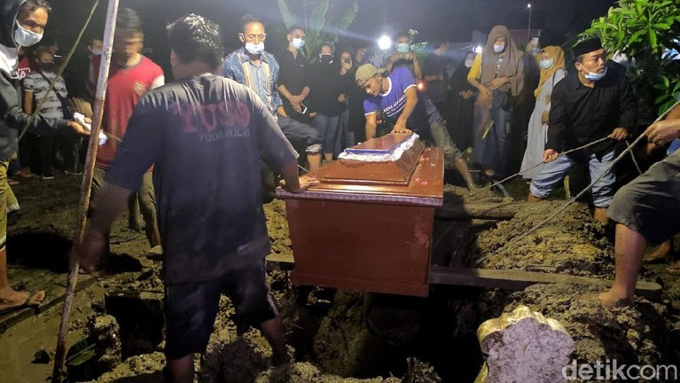 Mantan personel Trio Macan, Yuselly Agus Stevy alias Chacha Sherly meninggal usai kecelakaan. Jenazahnya diketahui dimakamkan di kawasan Sidoarjo, Jawa Timur.