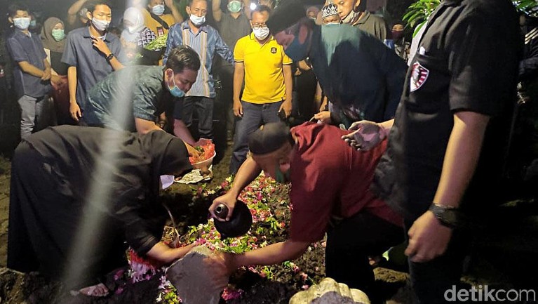 Momen Pemakaman Chacha Sherly Eks Trio Macan di Sidoarjo Mantan personel Trio Macan, Yuselly Agus Stevy alias Chacha Sherly meninggal usai kecelakaan. Jenazahnya diketahui dimakamkan di kawasan Sidoarjo, Jawa Timur.
